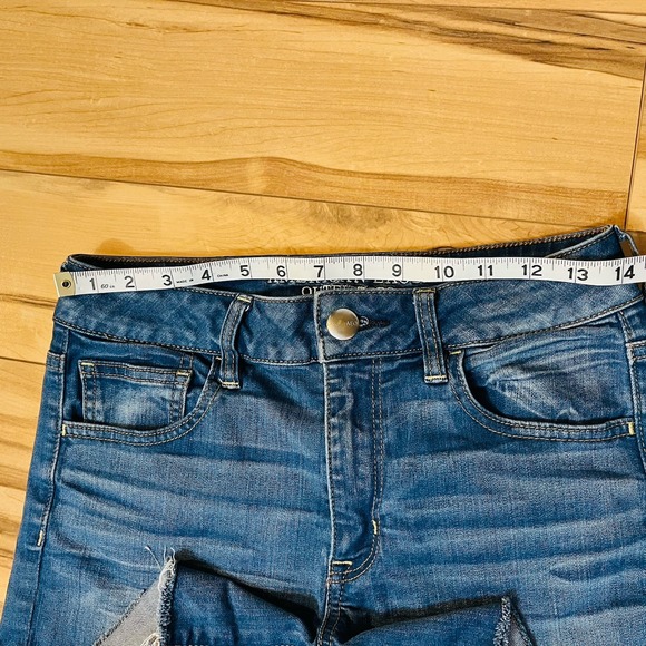 American Eagle Medium Wash Denim High Rise Shortie Shorts Womens Size 8 Raw Hem - Picture 4 of 7